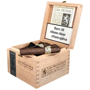 Drew Estate Liga Privada No. 9 Presentationsbild Öppen cigarrlåda som visar cigarrerna och en cigarr vilandes på hörnet. Insidan av locket varningstext samt information från tillverkaren