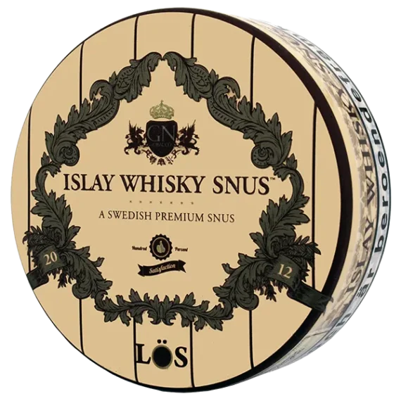 Snusdosan till Islay Whisky Snus är gjord i plåt. Den har även ett överdrag av sammetslen gummi och reliefmönster. Köp fraktfritt från Snusfabriken.com