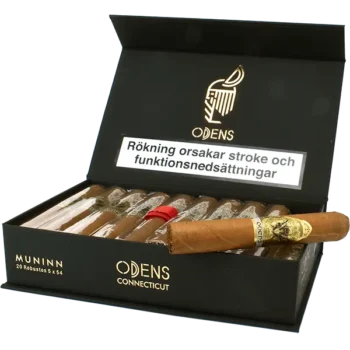 Odens Muninn Gold Robusto cigarrlåda med locket öppet och varje cigarr är inslagen i cellofan. Cellofan gör att cigarrerna inte skadas under frakten men även smakerna bevaras bättre under lagring - Köp fraktfritt på Snusfabriken.com
