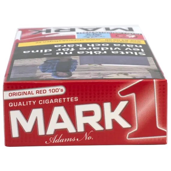 Cigarettpaketet sedd från en liggande vinkel där varumärket Mark Adams No 1 Original Red 100´s är synlig. Beställ cigaretterna från Snusfabriken.com