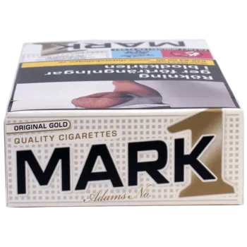 Ett paket cigaretter av märket Mark Adams No 1 Original Gold sedd liggandes så att man ser varumärket underifrån. Köp fraktfritt från Snusfabriken.com