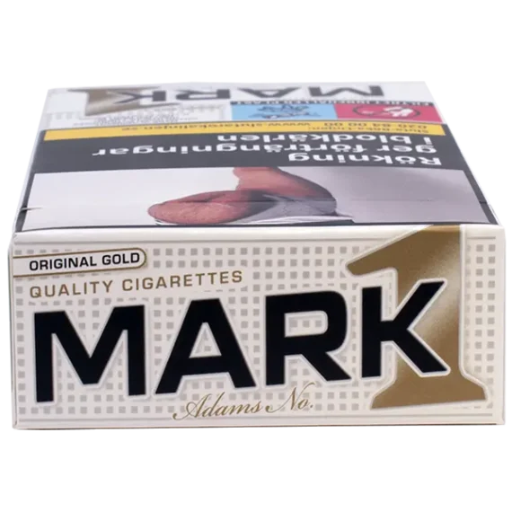 Ett paket cigaretter av märket Mark Adams No 1 Original Gold sedd liggandes så att man ser varumärket underifrån. Köp fraktfritt från Snusfabriken.com