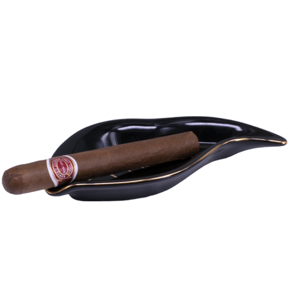En cigarr av märket Romeo Y Julieta No. 2 i ett askfat