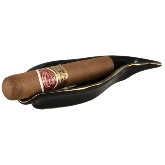 En Romeo Y Julieta Wide Churchills cigarr liggandes i ett svart askfat