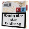 På baksidan av asken till Signature Finos Swirl Beige Filter finns varningstext för rökning. Filter innehåller plast, släng det inte i naturen då det förorenar miljön och för djurens skull. Cigariller köper fraktfritt från Snusfabriken.com med korta leveranstider.