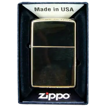 Zippo High Polish Brass är en tändare gjord i metall. Zippo High Polish Brass har en yta i polerad mässing.