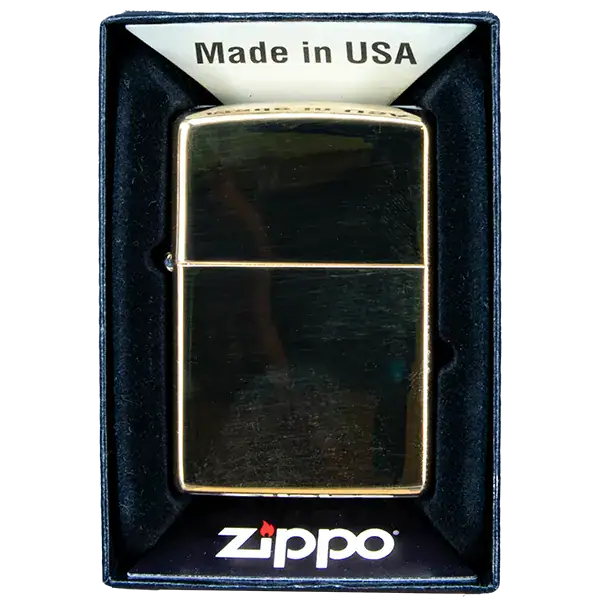 Zippo High Polish Brass är en tändare gjord i metall. Zippo High Polish Brass har en yta i polerad mässing.