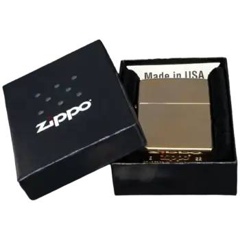 Zippo High Polish Brass är en tändare gjord i metall. Zippo High Polish Brass har en yta i polerad mässing.
