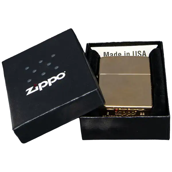 Zippo High Polish Brass är en tändare gjord i metall. Zippo High Polish Brass har en yta i polerad mässing.